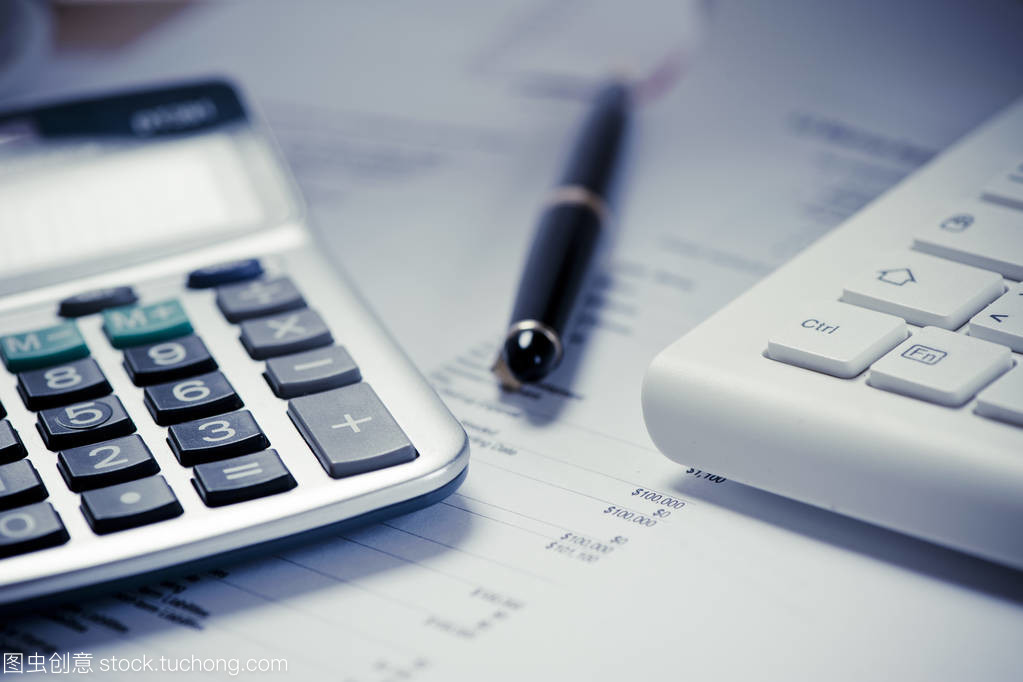 筆和計(jì)算器上的財(cái)務(wù)文檔