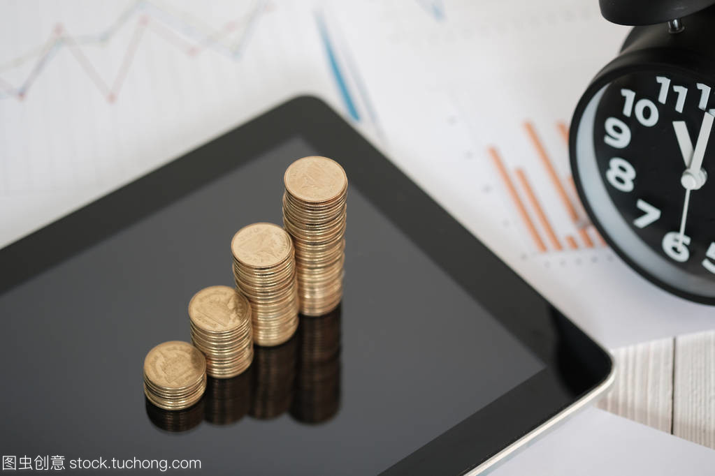 用平板電腦和財(cái)務(wù)圖進(jìn)行硬幣棧和鬧鐘的步驟