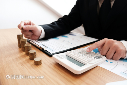 審計師或內(nèi)部稅收服務人員商業(yè)婦女檢查公司年度財務報表審計概念